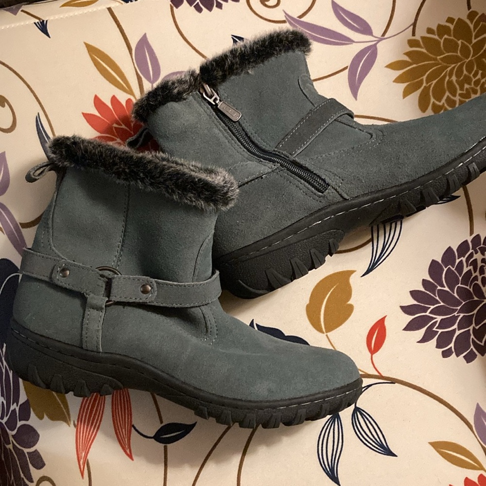 Winter boots KHOMBU SNOW, above ankle , zippered side. Rugged deep grove sole